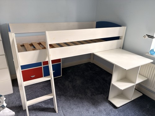 White and blue - mid, bed